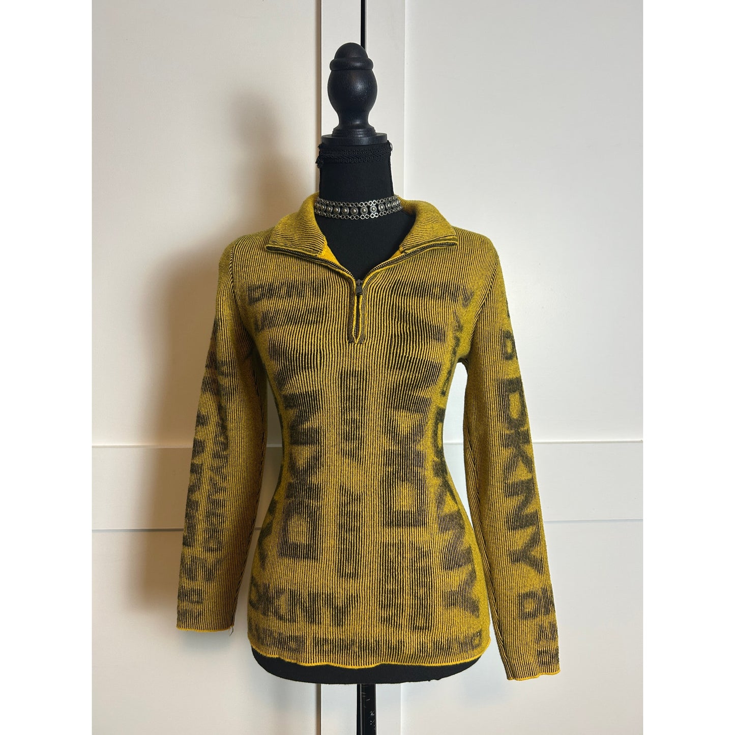 DKNY Gerippter Pullover mit kurzem Reißverschluss, Schwarz-Gelb, Cyberpunk Glitch Grunge Y2K Techwear M/L