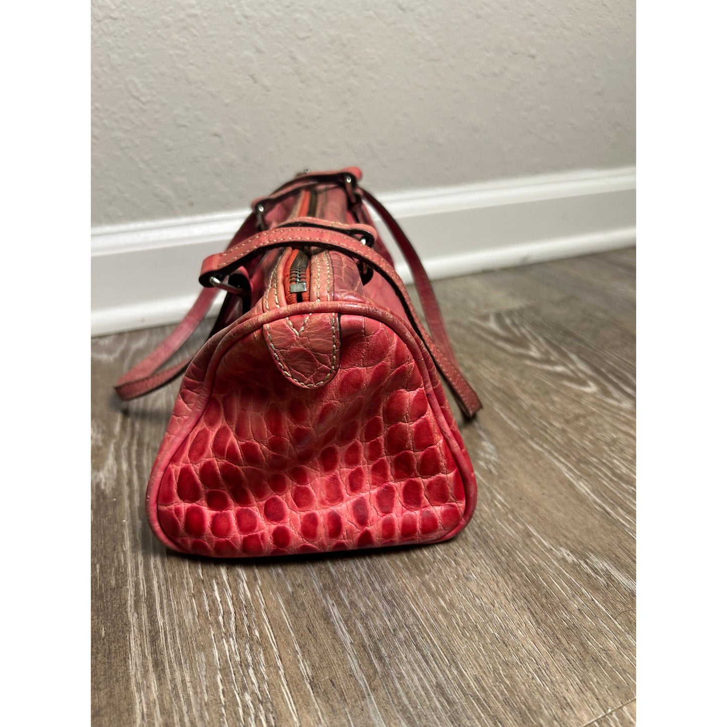 Dooney & Bourke Vintage Baguette Schultertasche Rosa Alligator