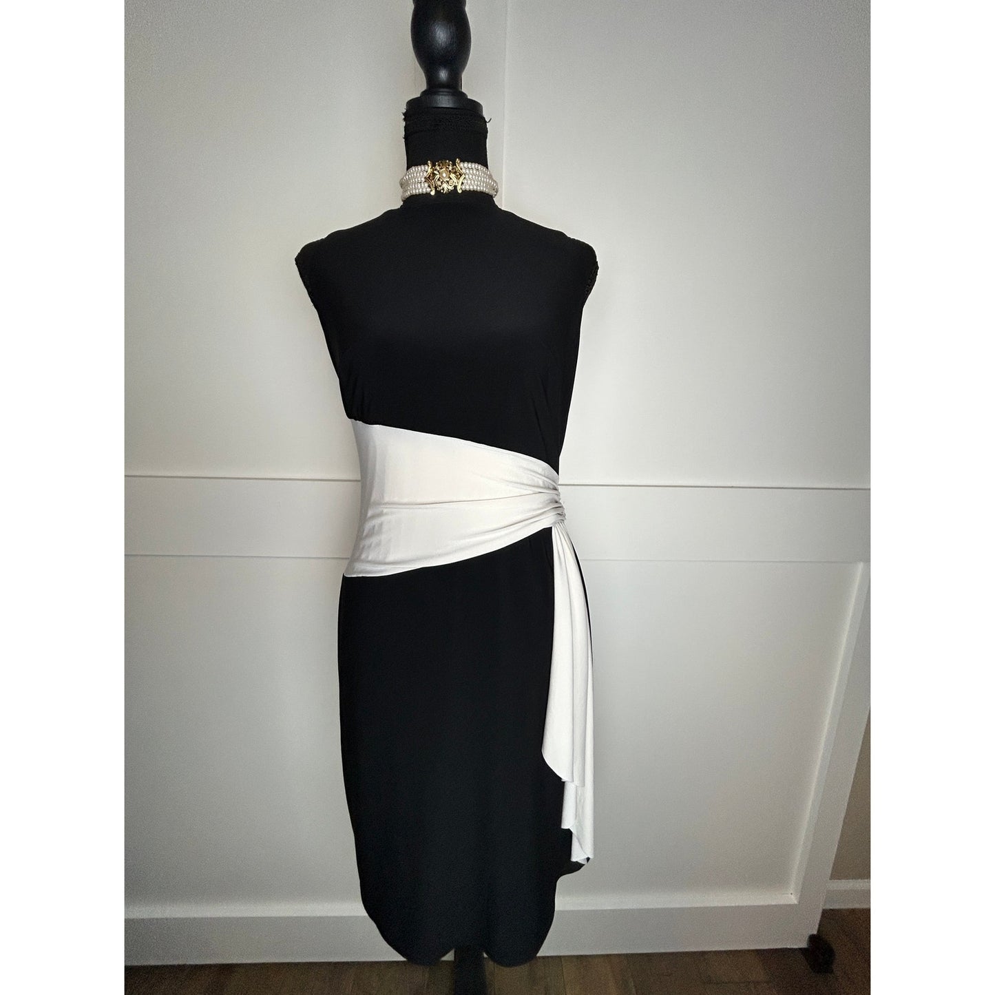 Lauren Ralph Lauren Cocktailkleid, Größe 8, ärmellos, mit drapierten Rüschen und Kontrastdetails