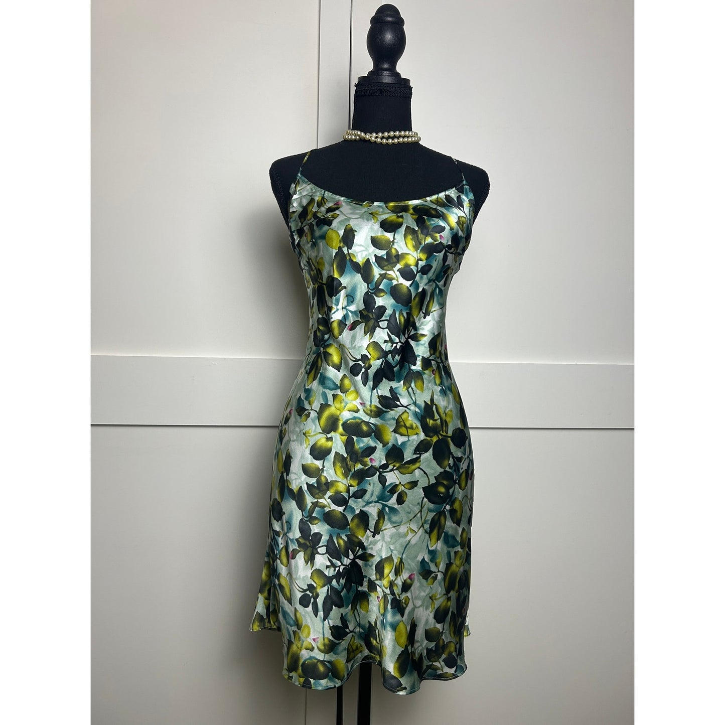 Seiden-Coquette VS Slip-Kleid mit Blättermotiv, überkreuzten Trägern, Knopfleiste, Schlitz, Mini S/M