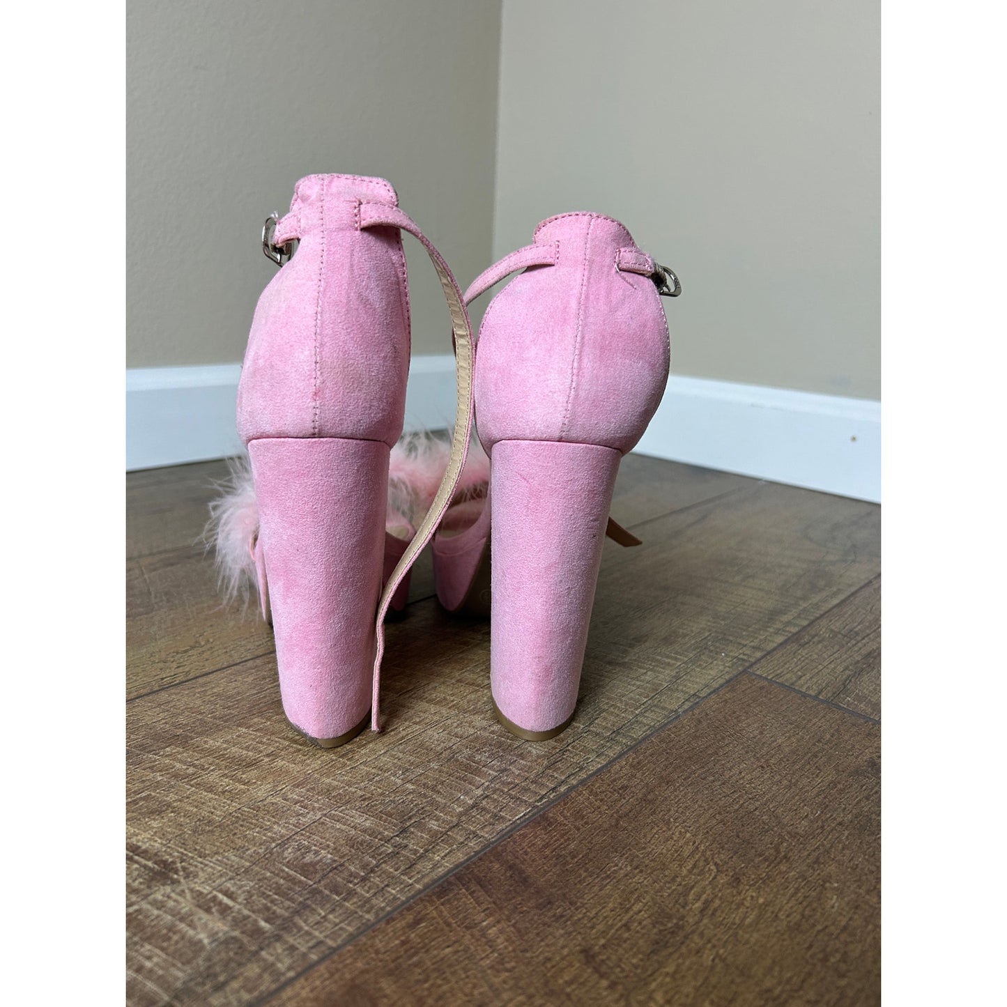 Fashion Nova Pink Wildleder Federabsätze Schwarzer Besatz Sabrina Carpenter Ästhetik