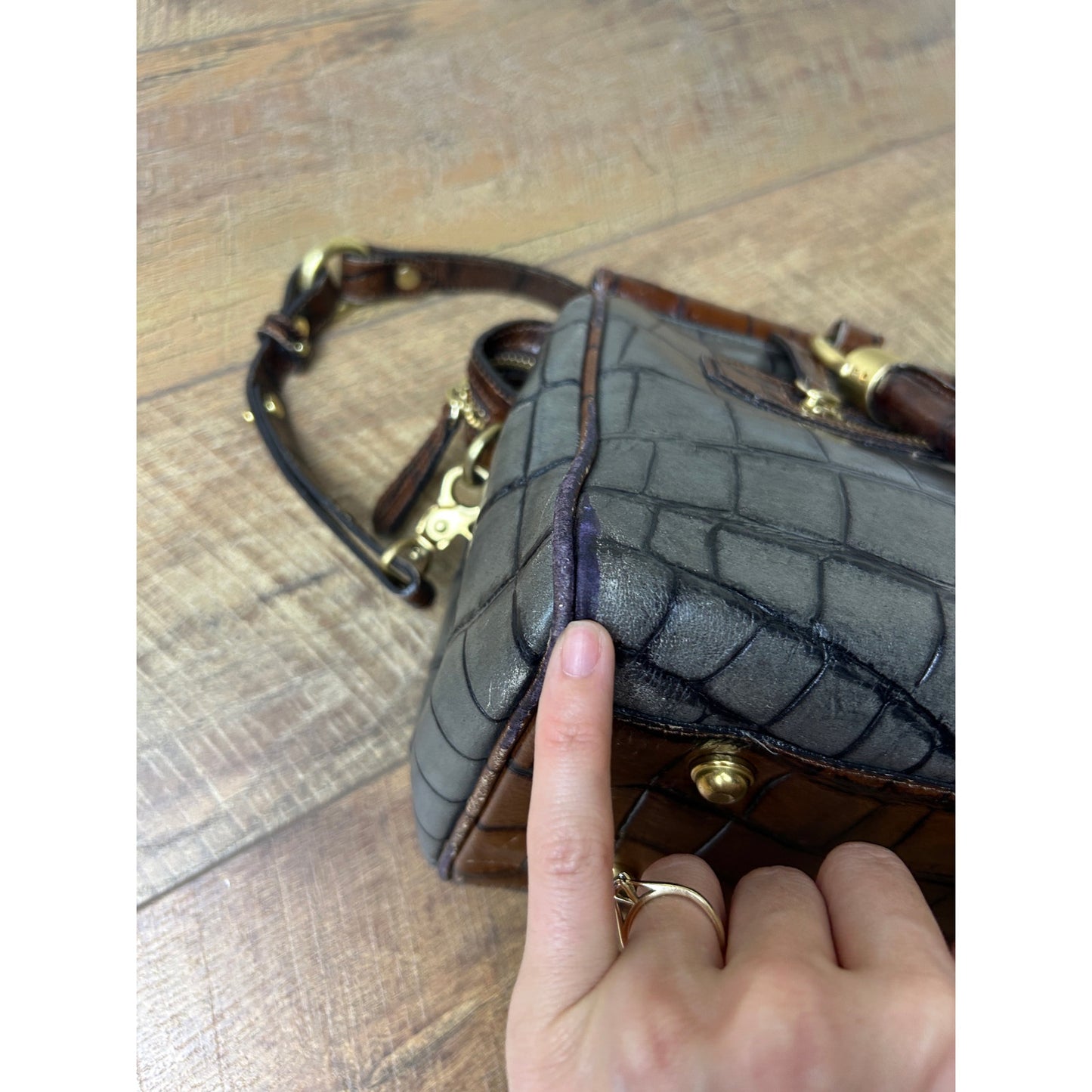 sac à main vintage Brahmin Nancy motif croco gris et marron, ferrures dorées