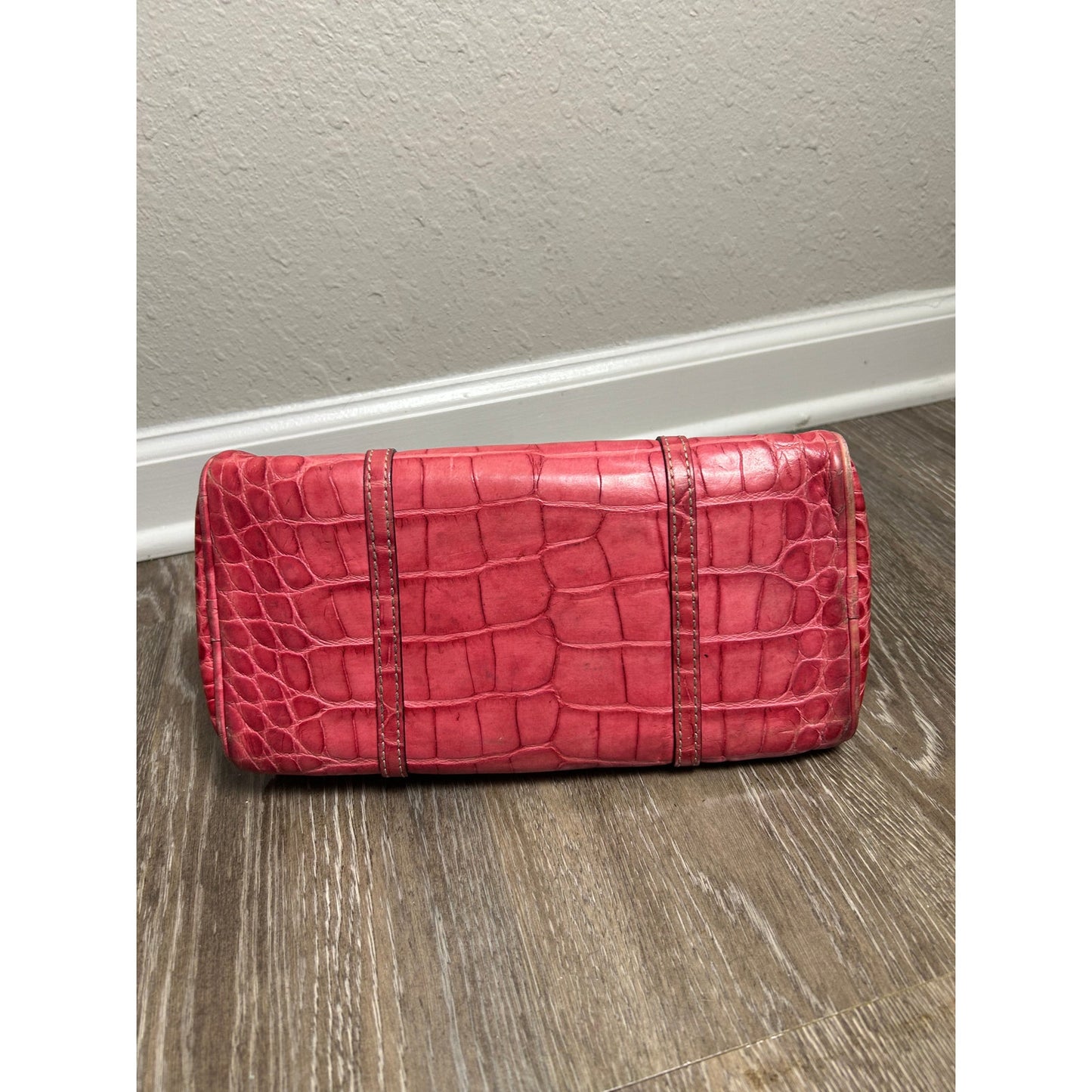 Dooney & Bourke Vintage Baguette Schultertasche Rosa Alligator