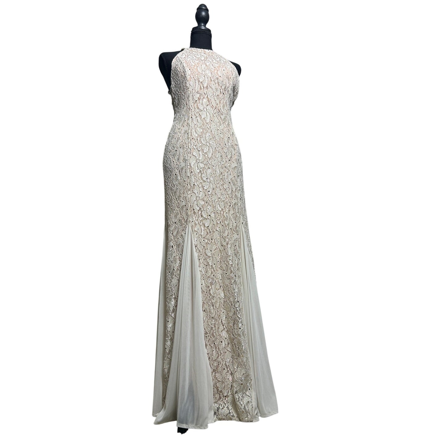 Robe sirène perlée couleur champagne à dos nu et détails collier – Édition Met Gala