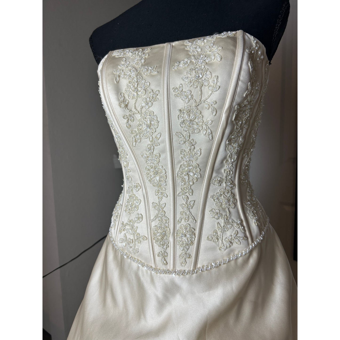 👑 Robe de bal bustier David’s Bridal – Corset brodé de perles – Crème – Taille 2