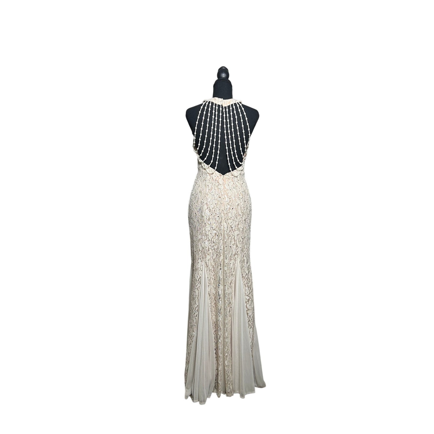 Robe sirène perlée couleur champagne à dos nu et détails collier – Édition Met Gala