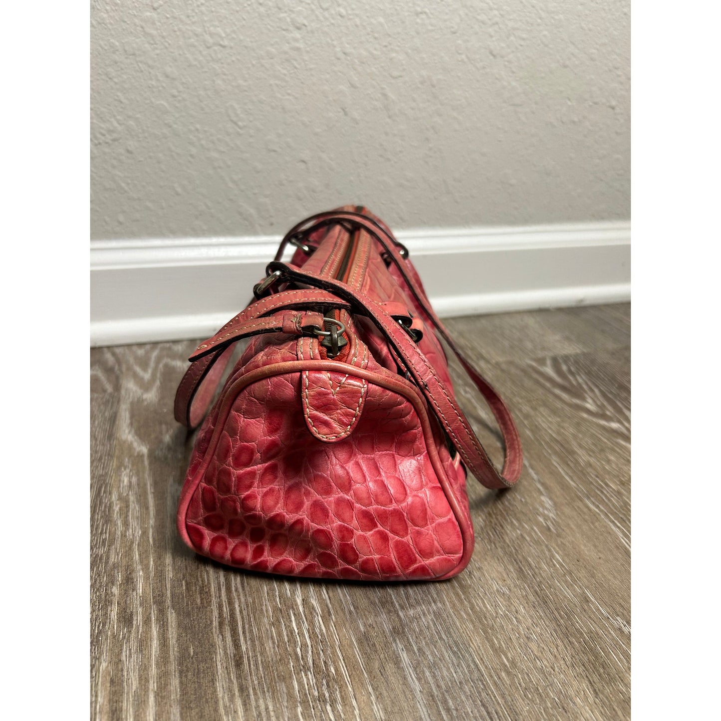 Dooney & Bourke Vintage Baguette Schultertasche Rosa Alligator