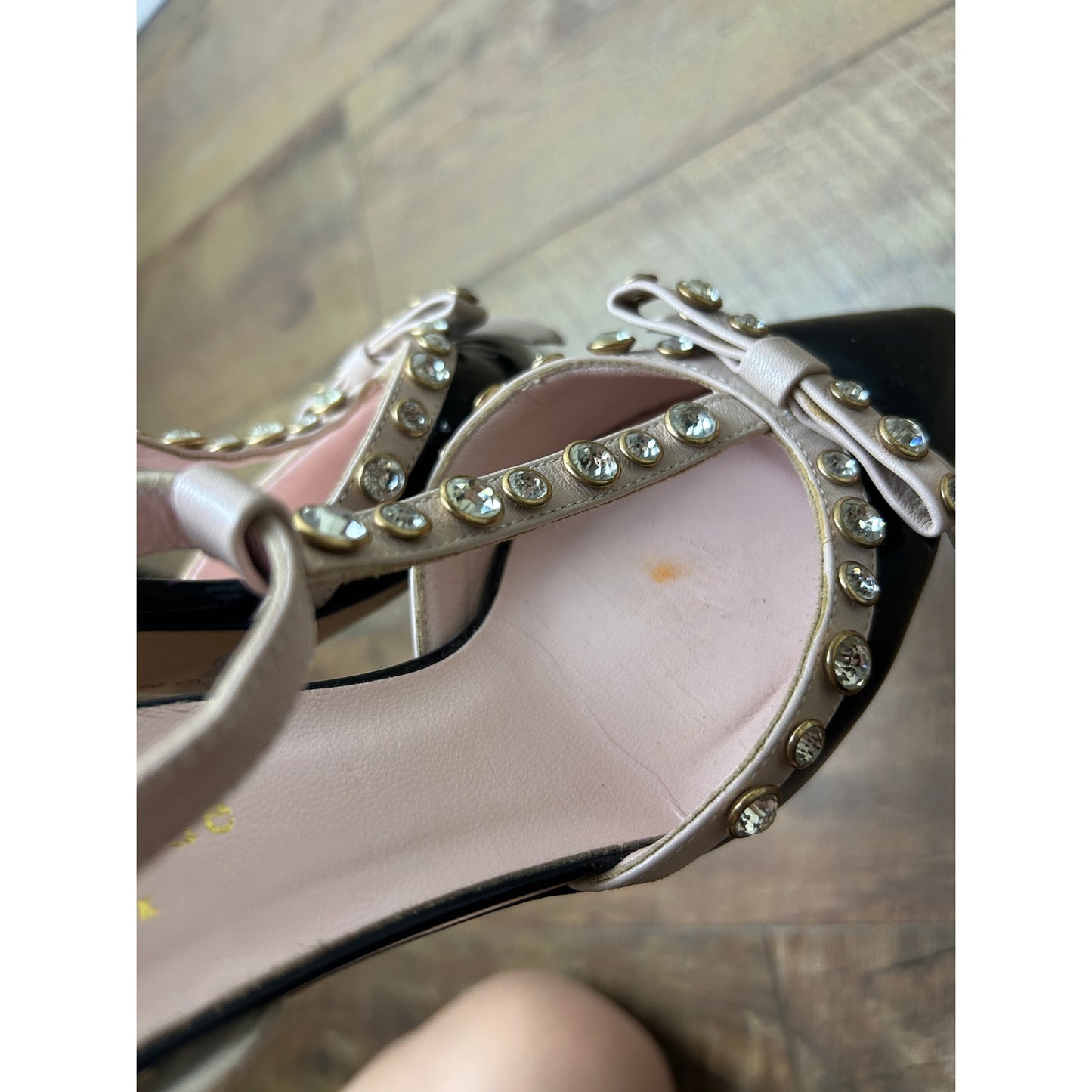 escarpins à petits talons en Y2K gothique glamour Kate Spade Juliana ornés de strass et d'un nœud, bouts pointus, style coquette sombrement féminin, taille 36