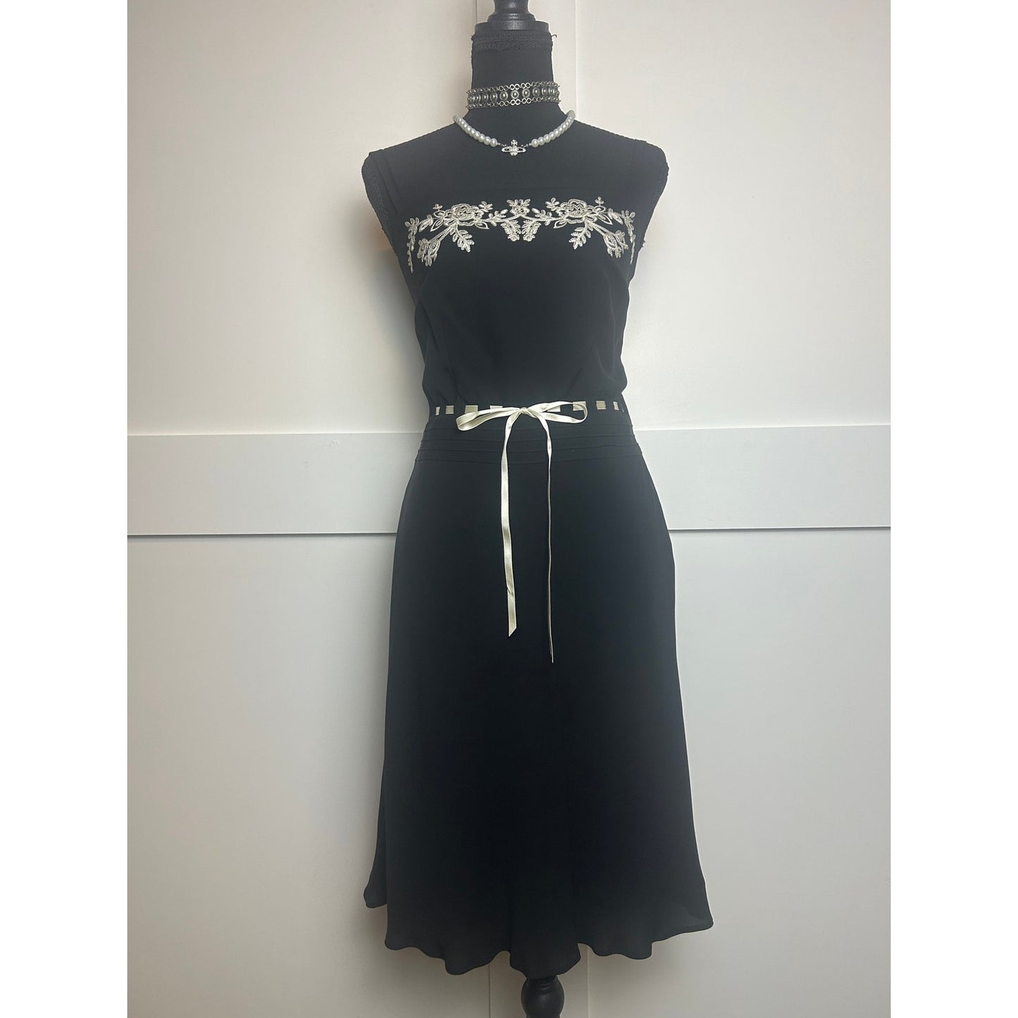 robe de cocktail en soie noire et blanche taille 2 Ann Taylor Loft coquette sombre