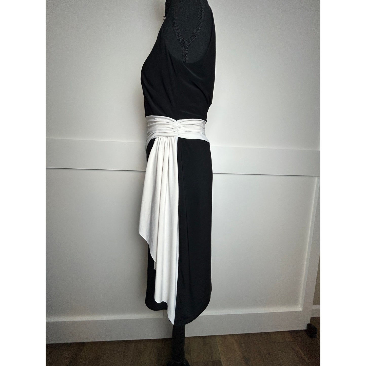 Lauren Ralph Lauren Cocktailkleid, Größe 8, ärmellos, mit drapierten Rüschen und Kontrastdetails