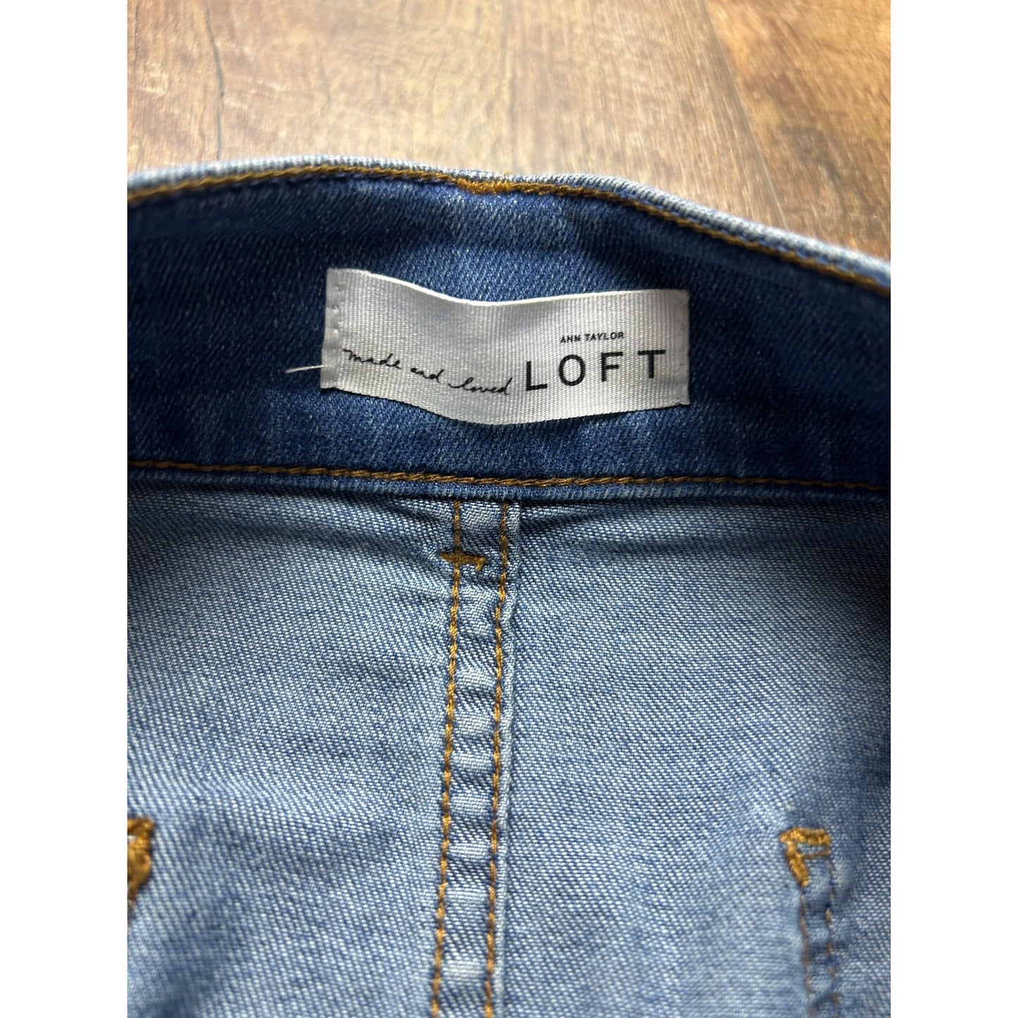 Jupe en jean Ann Taylor LOFT, taille 8, boutonnée sur le devant, décontractée et tendance