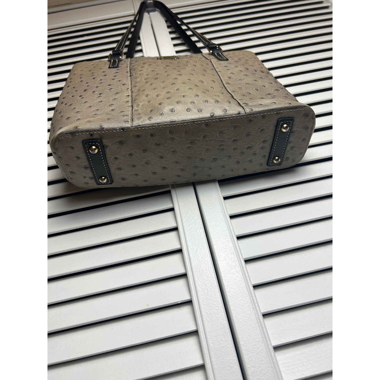 Sac à bandoulière Dooney & Bourke en cuir gaufré autruche, gris-beige