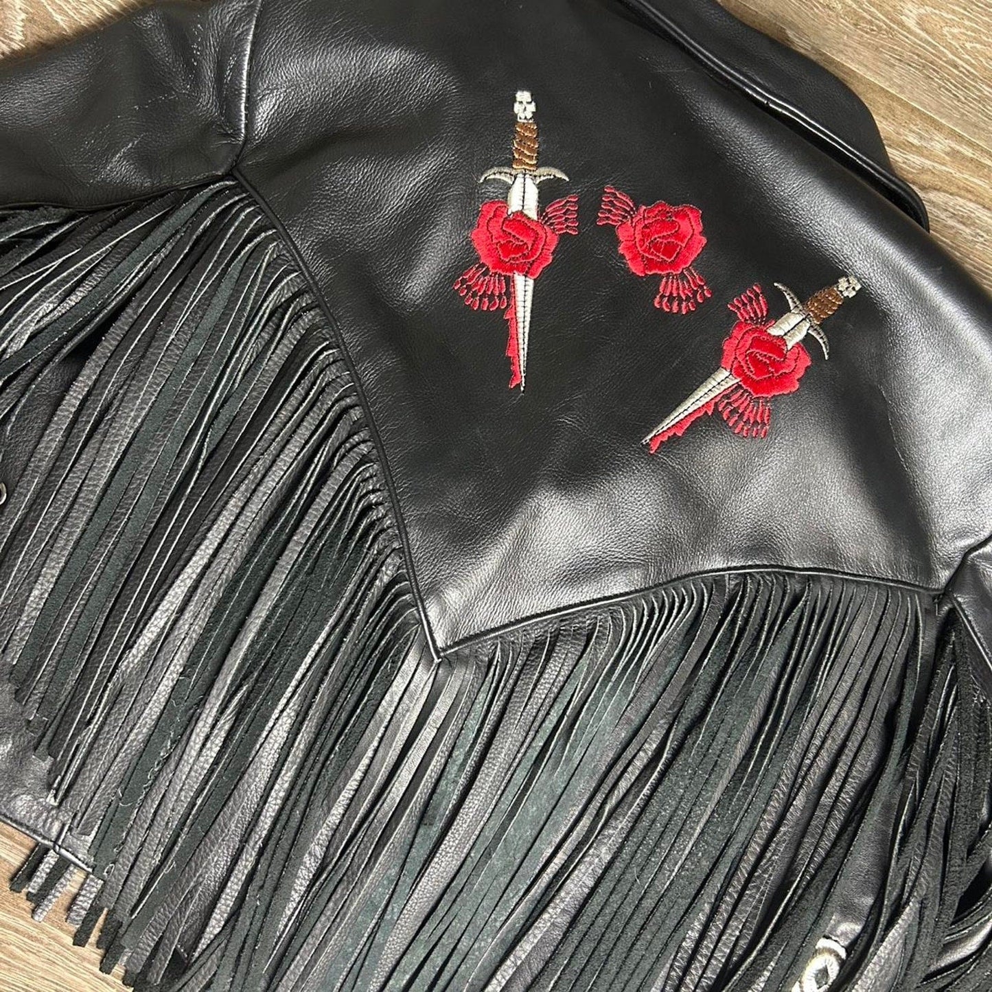 Blouson en cuir noir style Harley vintage broderie rose rouge franges western motard