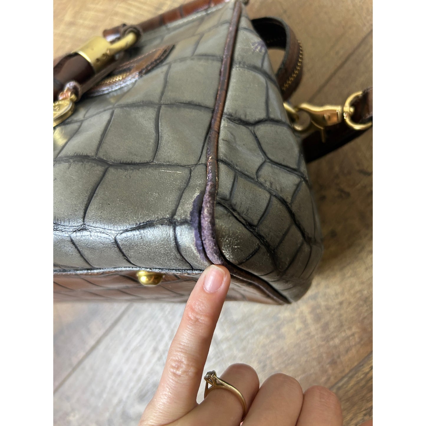 sac à main vintage Brahmin Nancy motif croco gris et marron, ferrures dorées