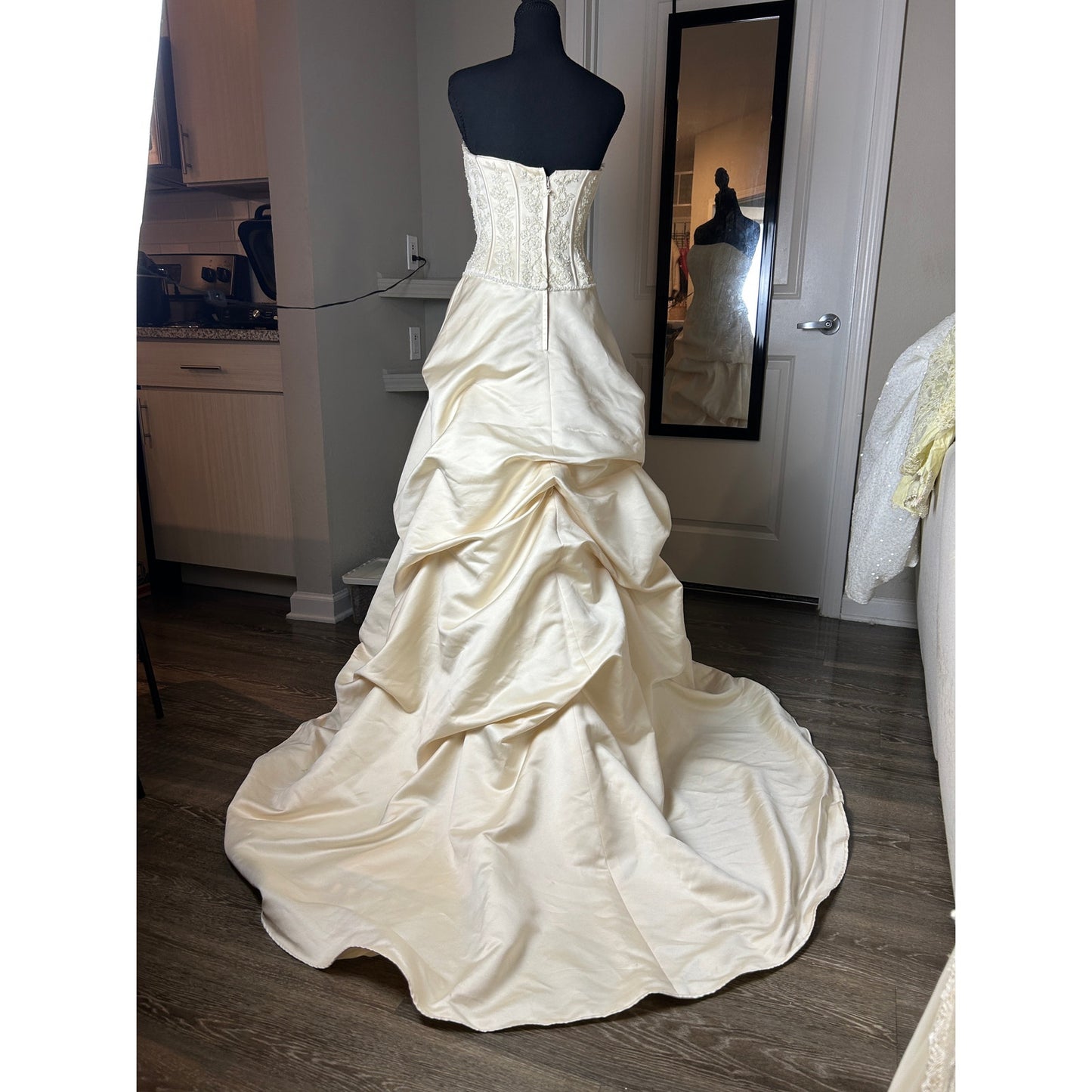 👑 Robe de bal bustier David’s Bridal – Corset brodé de perles – Crème – Taille 2