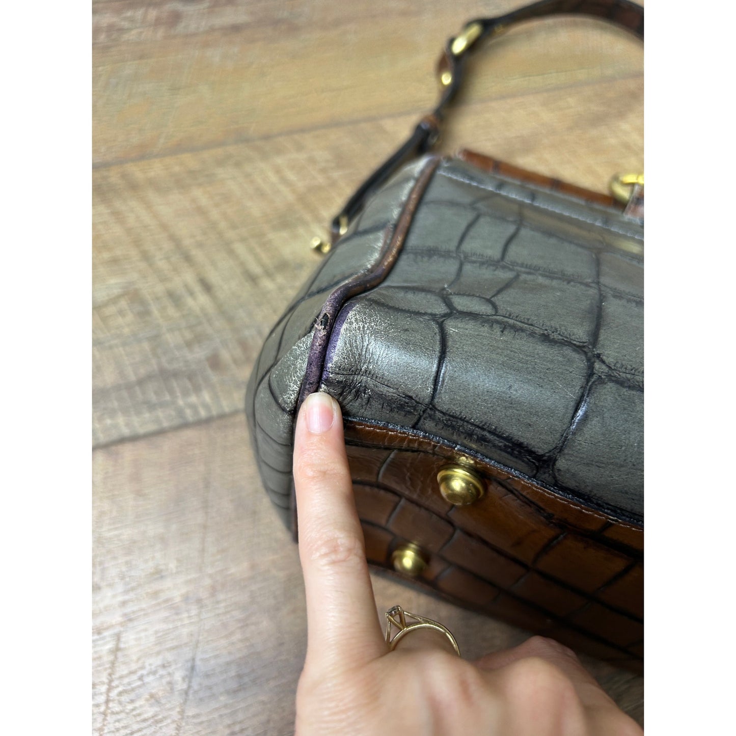 sac à main vintage Brahmin Nancy motif croco gris et marron, ferrures dorées