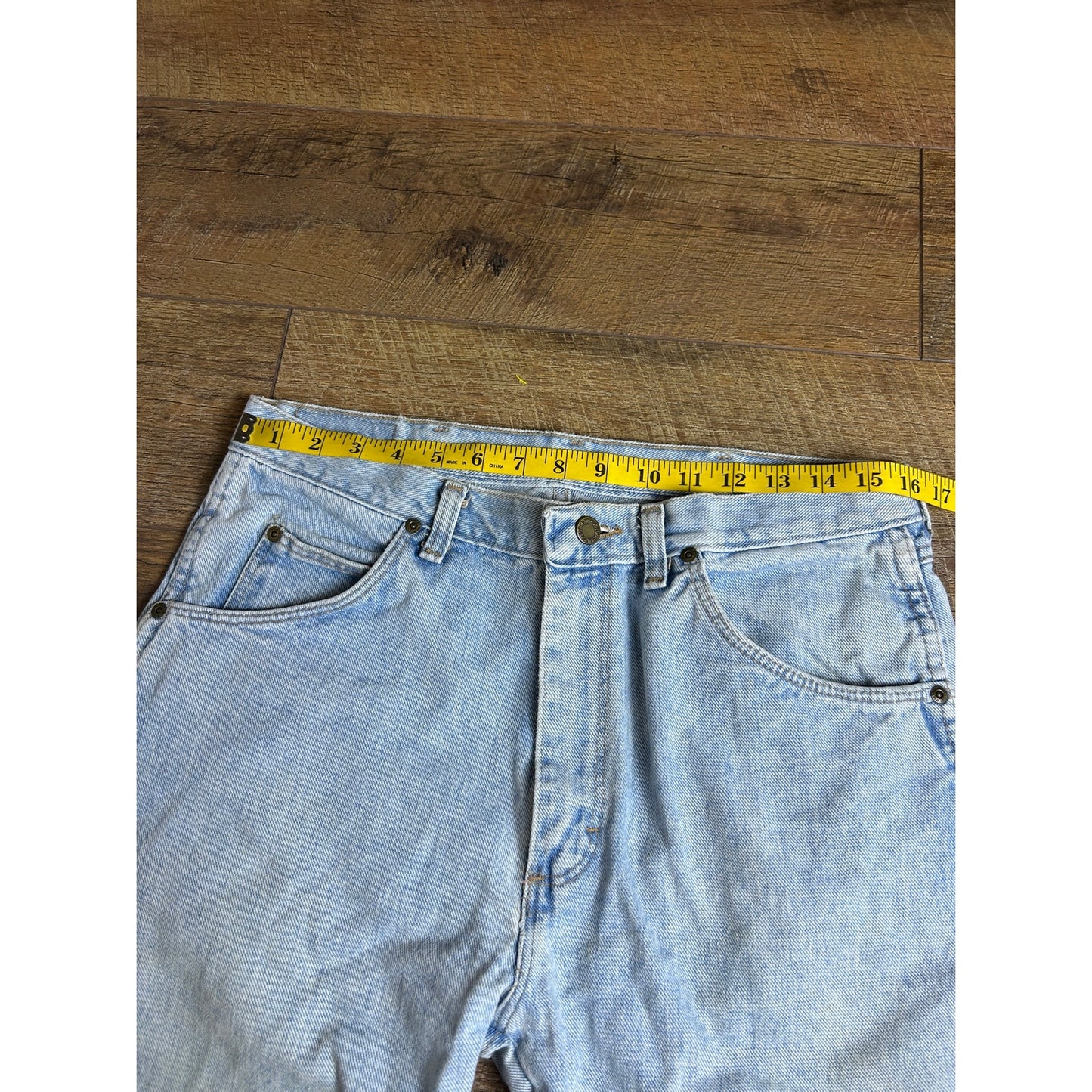 Vintage Wrangler Light Wash Straight Leg Jeans | Classic Western Denim 32x29