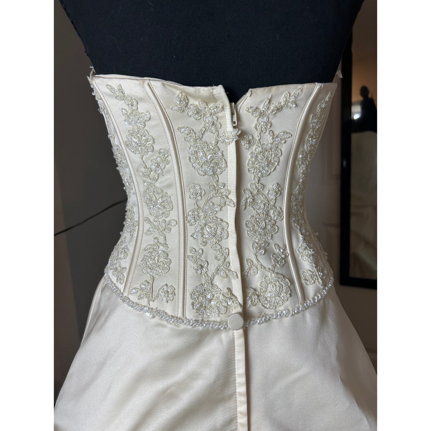 👑 Robe de bal bustier David’s Bridal – Corset brodé de perles – Crème – Taille 2