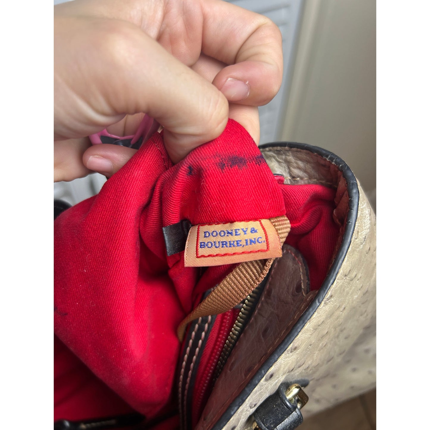 Sac à bandoulière Dooney & Bourke en cuir gaufré autruche, gris-beige