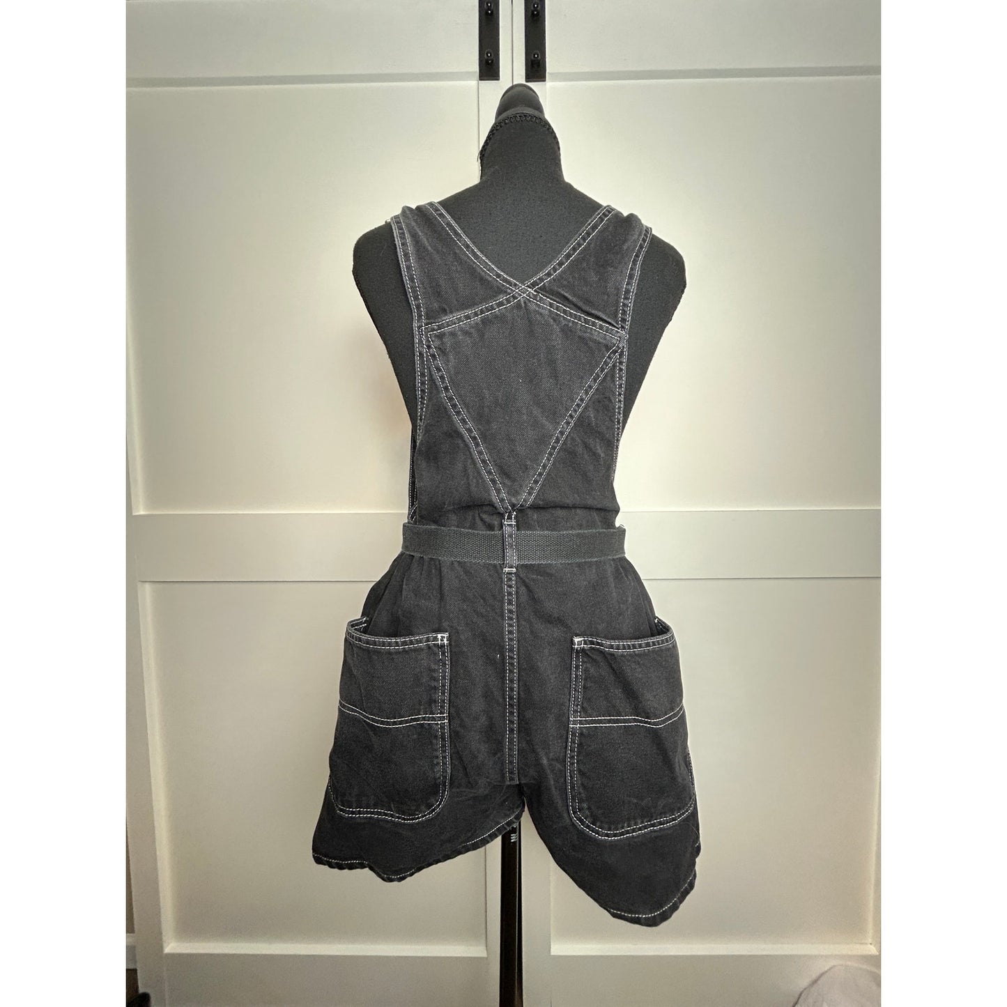 Topshop Schwarze kurze Latzhose Größe 38 Workwear Jumpsuit Carpenter-Stil