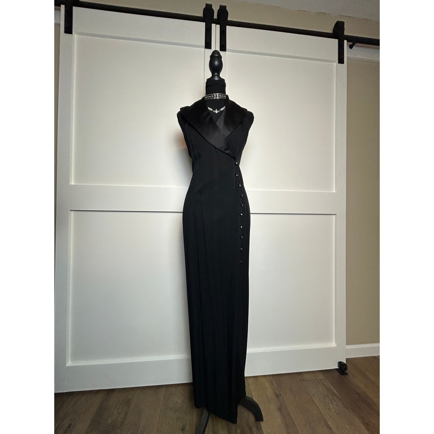 Dave & Johnny Schwarzes Smoking-Maxikleid mit Seitenschlitz, Abendkleid, Met Gala inspiriert