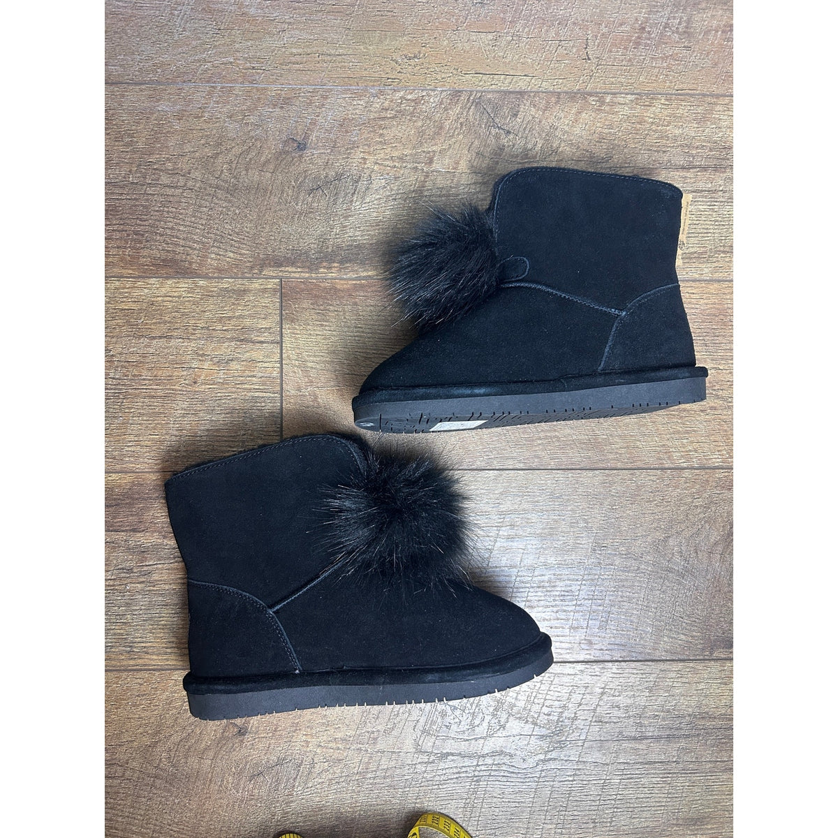BEARPAW Libby 2283W Fuzzy Suede Pom Pom Boots NWT Women's 8 / UK 6