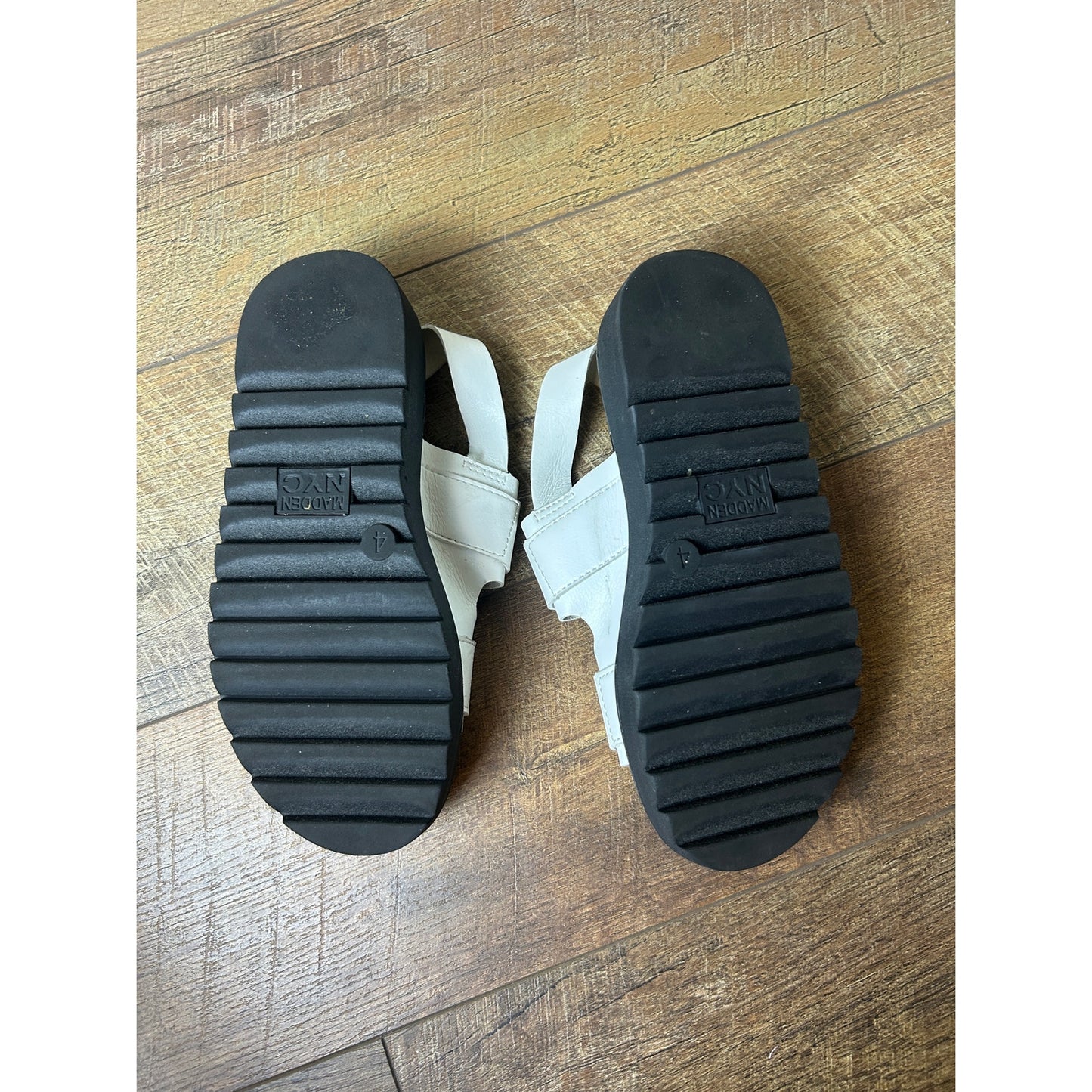 Steve Madden weiße und schwarze Plateau-Pantoletten, Größe 36